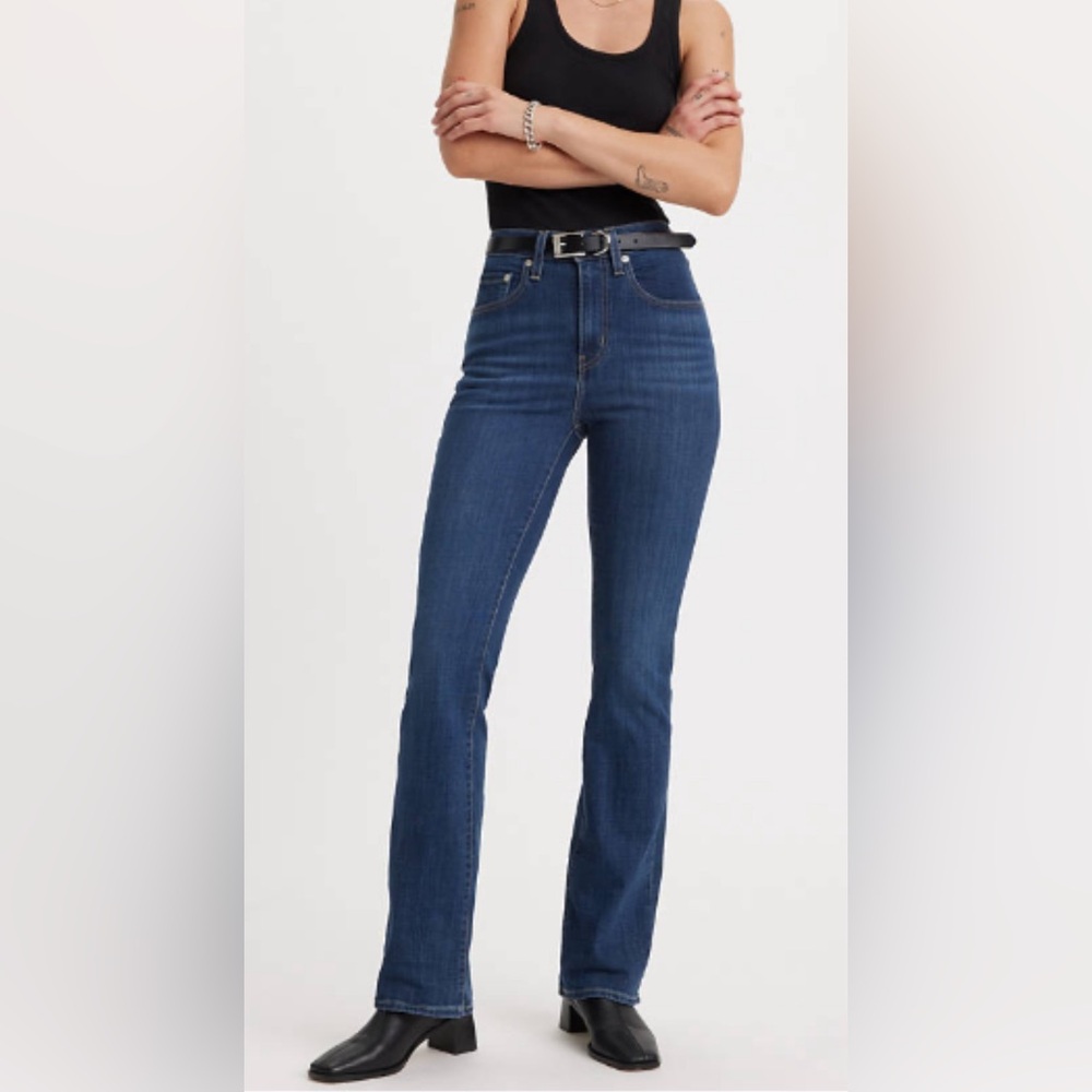 Dark blue bootcut jeans.💙